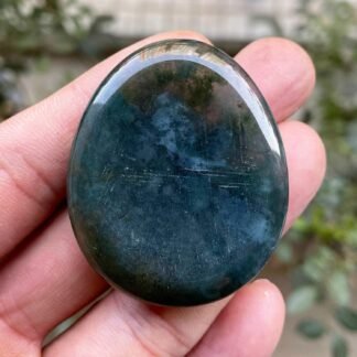 Fekuar Natural Moss Agate Crystal Thumb Worry Stone, Hand Carved Healing Crystal Teardrop Pocket Stones for Anxiety Stress Relief Meditation